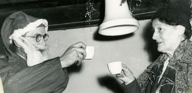 Kirsten Kjeldgaard skåler med julemanden (alias Hans Brøndborer) i Bryggerkælderen. Kirsten Kjeldgaard skåler med julemanden (alias Hans Brøndborer) i Bryggerkælderen.