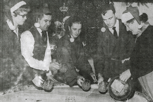 Kirsten Kjeldgaard (th) skænker sit berømte julebryg for nogle af Fjerritslevs handlende. Foto fra Fjerritslev Avis 21. december 1964 Kirsten Kjeldgaard (th) skænker sit berømte julebryg for nogle af Fjerritslevs handlende. Foto fra Fjerritslev Avis 21. december 1964
