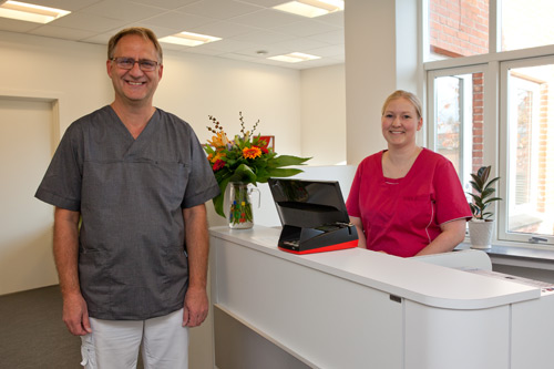 Knud Kamper i den nye reception sammen med sin medarbejder Caroline Nielsen Sahl
