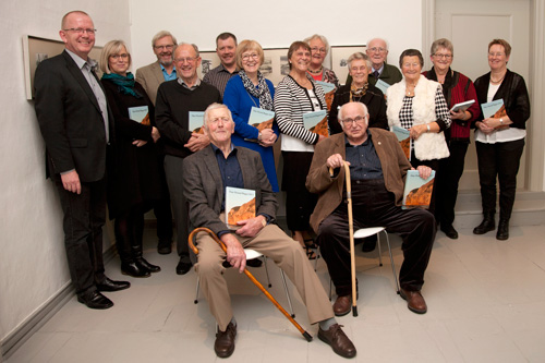 Forfattere og redaktion ved præsentationen af Han Herred Bogen 2015 på herregården Bratskov i Brovst, fra venstre: Ejgil Bodilsen, Susanne Hjorth Hansen, Bjarne Jørgensen, Johan Svaneborg, Jens Peter Larsen, Bente Kristensen, Rita Rendow, Inge Ulrik, Gudrun Kaspersen, Verner Bruhn, Jytte Vuust Nielsen, Lillian Carstensen og Anna Marie Toft Sørensen. Forrest: Bent Nygård (årets kunstner og forfatter til Han Herred-sangen) og Hans Brøndborer Kristensen (forfatter til årets sang ved Træf Han Herred 2014). Foto: Lisbet Bodilsen Forfattere og redaktion ved præsentationen af Han Herred Bogen 2015 på herregården Bratskov i Brovst, fra venstre: Ejgil Bodilsen, Susanne Hjorth Hansen, Bjarne Jørgensen, Johan Svaneborg, Jens Peter Larsen, Bente Kristensen, Rita Rendow, Inge Ulrik, Gudrun Kaspersen, Verner Bruhn, Jytte Vuust Nielsen, Lillian Carstensen og Anna Marie Toft Sørensen. Forrest: Bent Nygård (årets kunstner og forfatter til Han Herred-sangen) og Hans Brøndborer Kristensen (forfatter til årets sang ved Træf Han Herred 2014). Foto: Lisbet Bodilsen