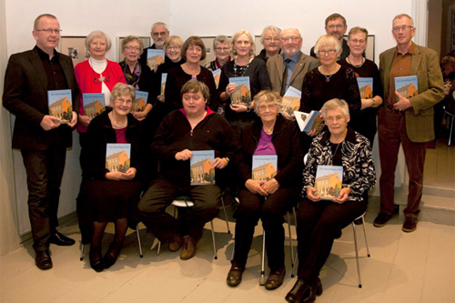 Bidragyderne til Han Herred Bogen 2016 sammen med årbogens redaktion ved præsentationen på herregården Bratskov. Stående fra venstre: Ejgil Bodilsen, Fjerritslev, Inger Søndergaard, Nibe, Tove Lund Larsen, Humlum, Asger Hylleberg, Skræm, Bente Kristensen, Øland, Kirsten Søndergaard Heising, Brovst, Lillian Carstensen, Koldmose, Eva Chortsen, Ollerup, Inge Ulrik, Aalborg, Lars Tinggaard Sørensen, Fjerritslev, Lene Poldi Christensen, Gøttrup, Peter Grishauge, Haderslev, Ellen Beltoft, Løgstør, og Per Sandal, Randers. Siddende fra venstre: Bodil Hansen, Ørslevkloster, Ingvard Jakobsen, Øsløs, Ellen Amtoft Gregersen, Frøstrup, og Gudrun Kaspersen, Frøstrup. Foto: Martin Eigenbroth Bidragyderne til Han Herred Bogen 2016 sammen med årbogens redaktion ved præsentationen på herregården Bratskov. Stående fra venstre: Ejgil Bodilsen, Fjerritslev, Inger Søndergaard, Nibe, Tove Lund Larsen, Humlum, Asger Hylleberg, Skræm, Bente Kristensen, Øland, Kirsten Søndergaard Heising, Brovst, Lillian Carstensen, Koldmose, Eva Chortsen, Ollerup, Inge Ulrik, Aalborg, Lars Tinggaard Sørensen, Fjerritslev, Lene Poldi Christensen, Gøttrup, Peter Grishauge, Haderslev, Ellen Beltoft, Løgstør, og Per Sandal, Randers. Siddende fra venstre: Bodil Hansen, Ørslevkloster, Ingvard Jakobsen, Øsløs, Ellen Amtoft Gregersen, Frøstrup, og Gudrun Kaspersen, Frøstrup. Foto: Martin Eigenbroth